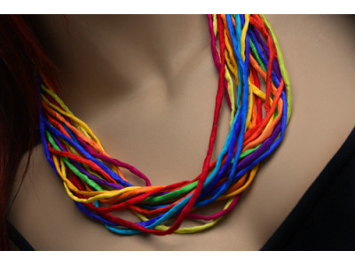 Zijden ketting met de kleuren van de regenboog in pongee zijde met een zwarte sluiting