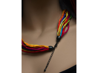 Zijden ketting met de kleuren van de regenboog in pongee zijde met een zwarte sluiting