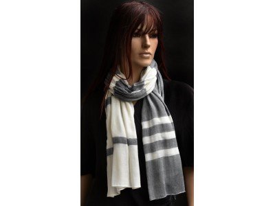 Grijs witte viscose sjaal met strepen