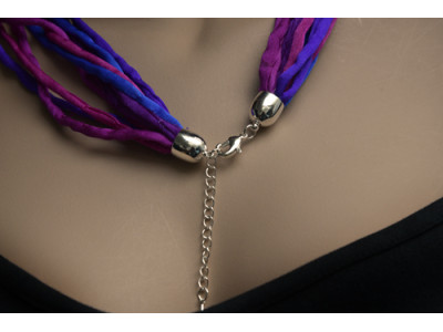 Handgeschilderde zijden ketting in de kleuren blauw, paars en fuchsia, met dikkere draadjes van crêpe satin zijde
