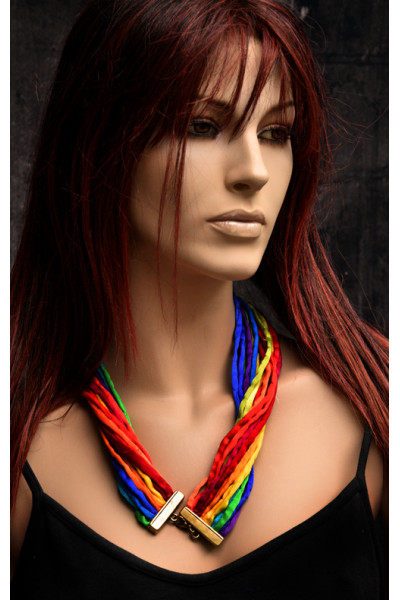 Zijden ketting met de kleuren van de regenboog in crêpe satin zijde met een bijzondere koperen sluiting