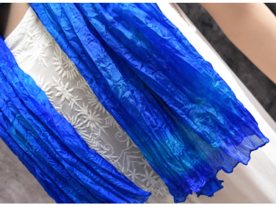 Echte handgeschilderde zijden krinkelsjaal, blauwpaars en turquoise, uniek en kleurrijk