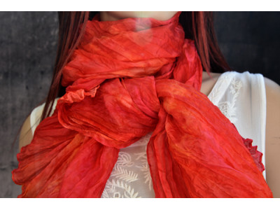 Echte handgeschilderde zijden krinkelsjaal, zalm oranje rood, uniek en kleurrijk