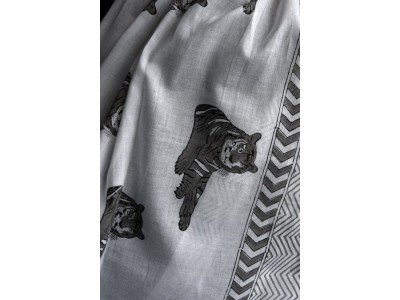 Katoenen sjaal of pareo met originele blockprint tijger, grijs en wit