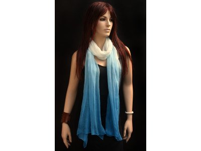 Chiffon zijden sjaal van offwhite naar lichtblauw in degradé