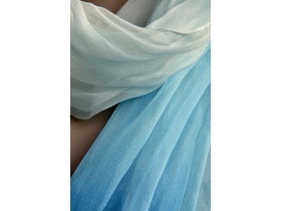 Chiffon zijden sjaal van offwhite naar lichtblauw in degradé